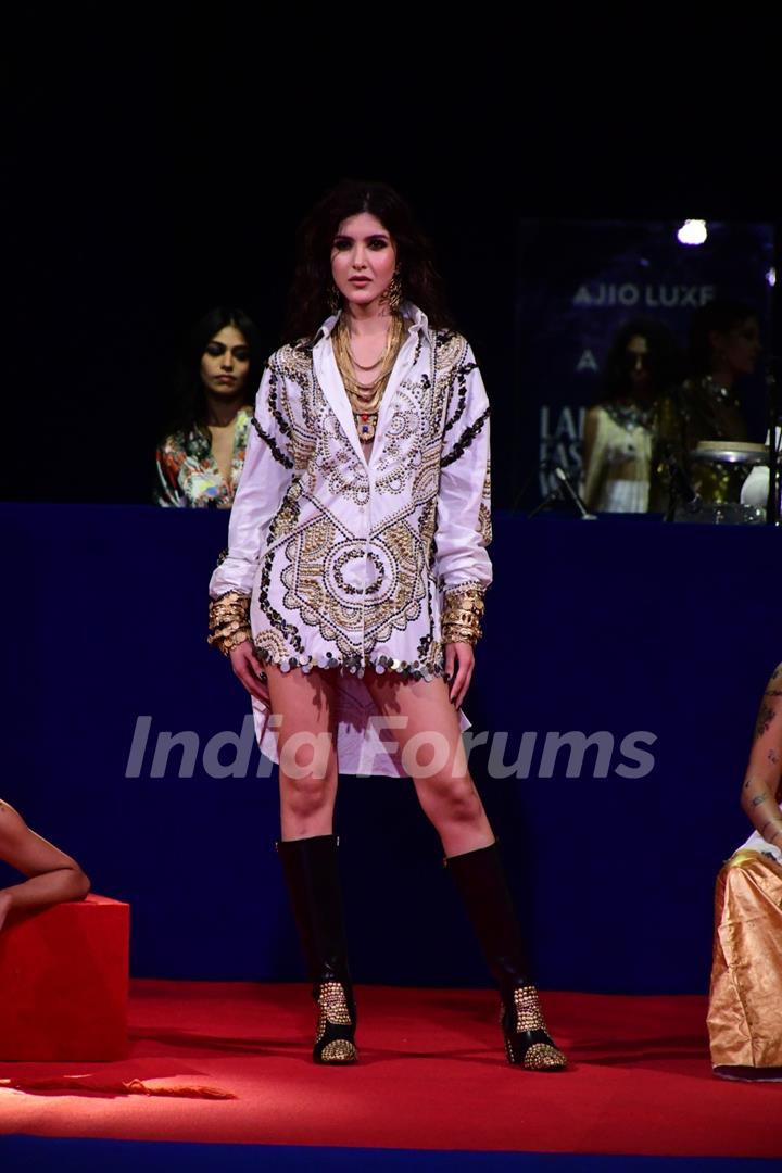  Kriti Sanon and Shanaya Kapoor at Lakme Fashion Week 2024