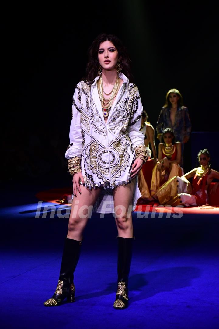  Kriti Sanon and Shanaya Kapoor at Lakme Fashion Week 2024