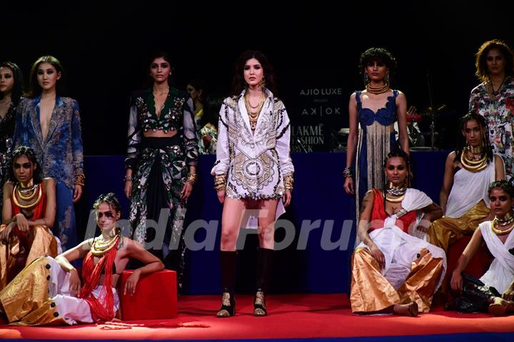  Kriti Sanon and Shanaya Kapoor at Lakme Fashion Week 2024