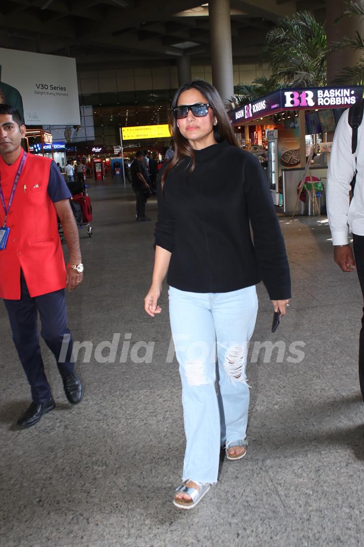 Hina Khan snapped at the Mumbai airport 