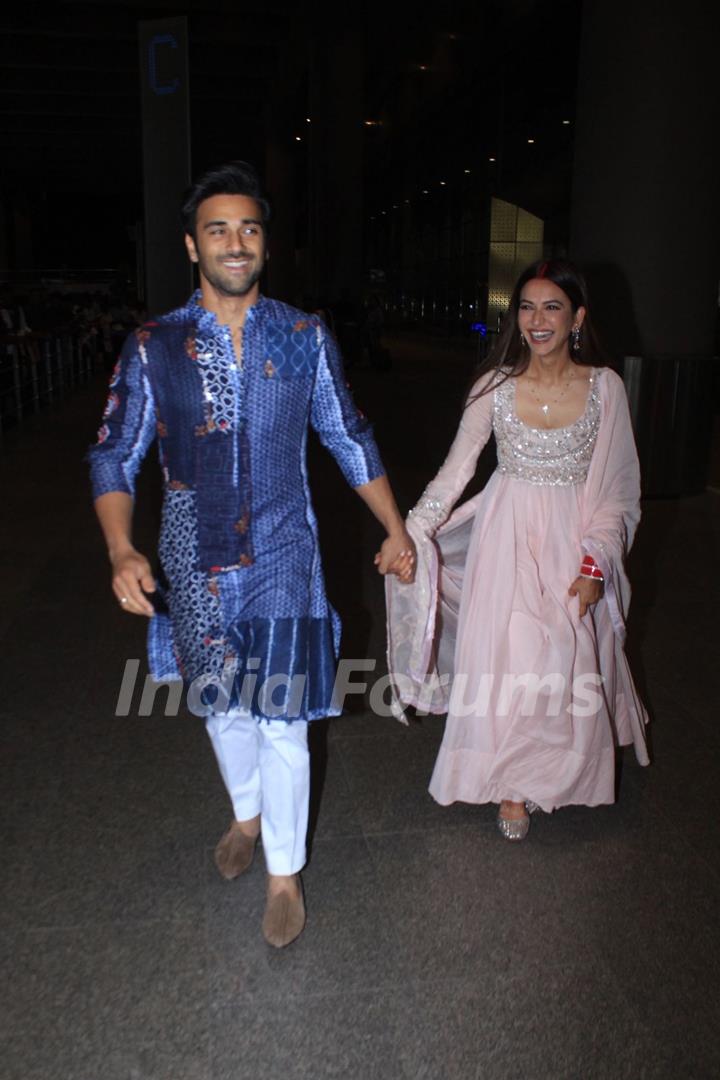 Pulkit Samrat and Kriti Kharbanda spotted at the airport