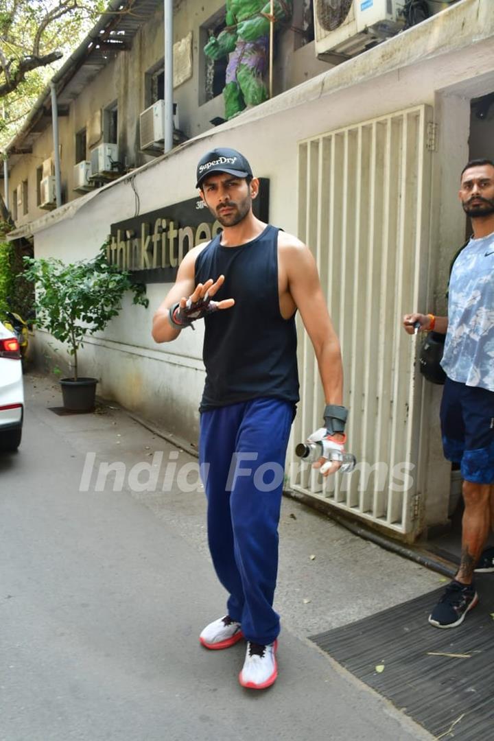 Kartik Aaryan snapped in the city 