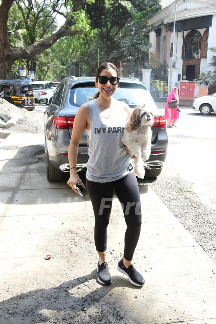 Sophie Choudry snapped outside pet clinic in Khar