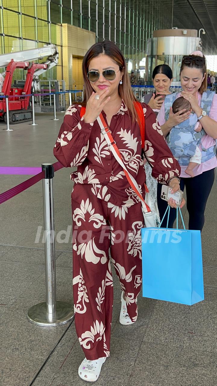 Rubina Dilaik snapped at the airport