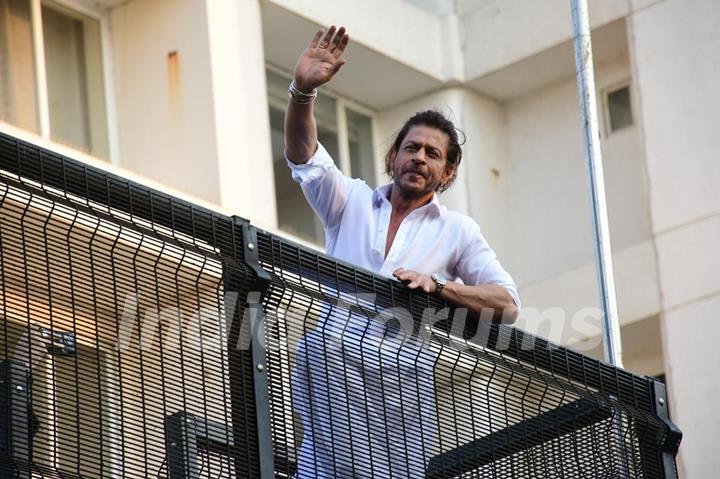 Shah Rukh Khan waves hand on the special occasion of Eid 