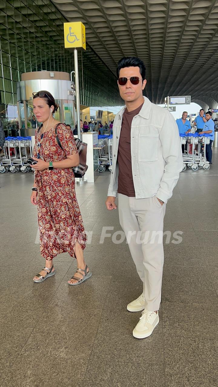 Randeep Hooda spotted at the airport