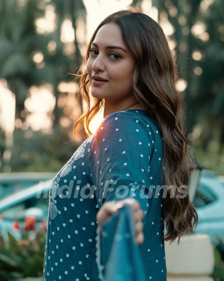 Sonakshi Sinha looks absolutely beautiful in an ethnic outfit