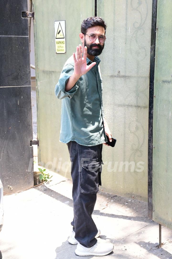 Vikrant Massey spotted Vidhu Vinod Chopra house in Bandra