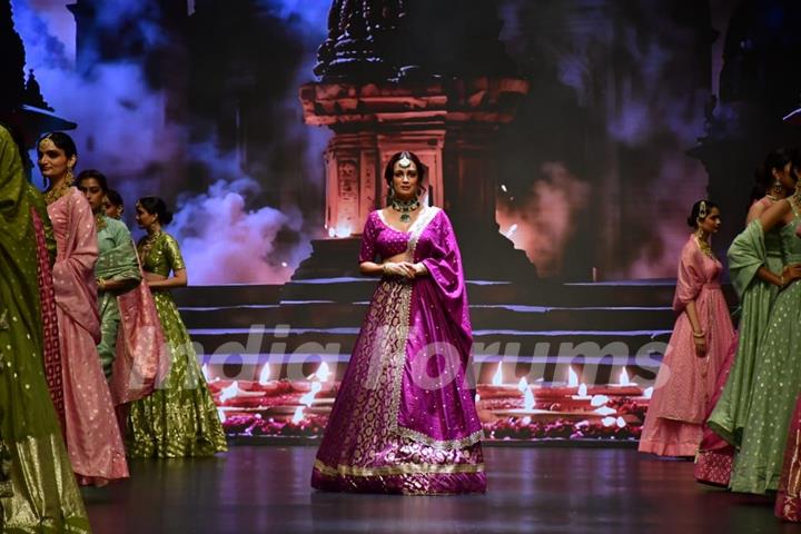 Dia Mirza for Chaula Heritage at Bombay Times Fashion Week Day 2