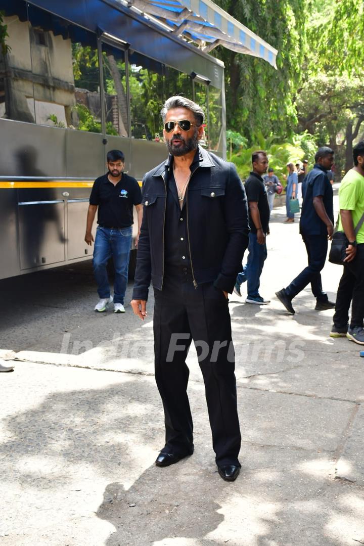 Suniel Shetty snapped on the set of Dance Deewane 4