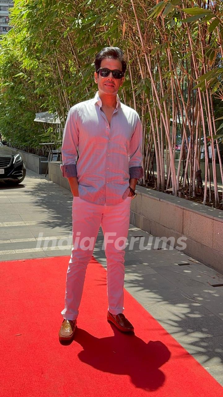 Tusshar Kapoor snapped at Jolie's in Worli