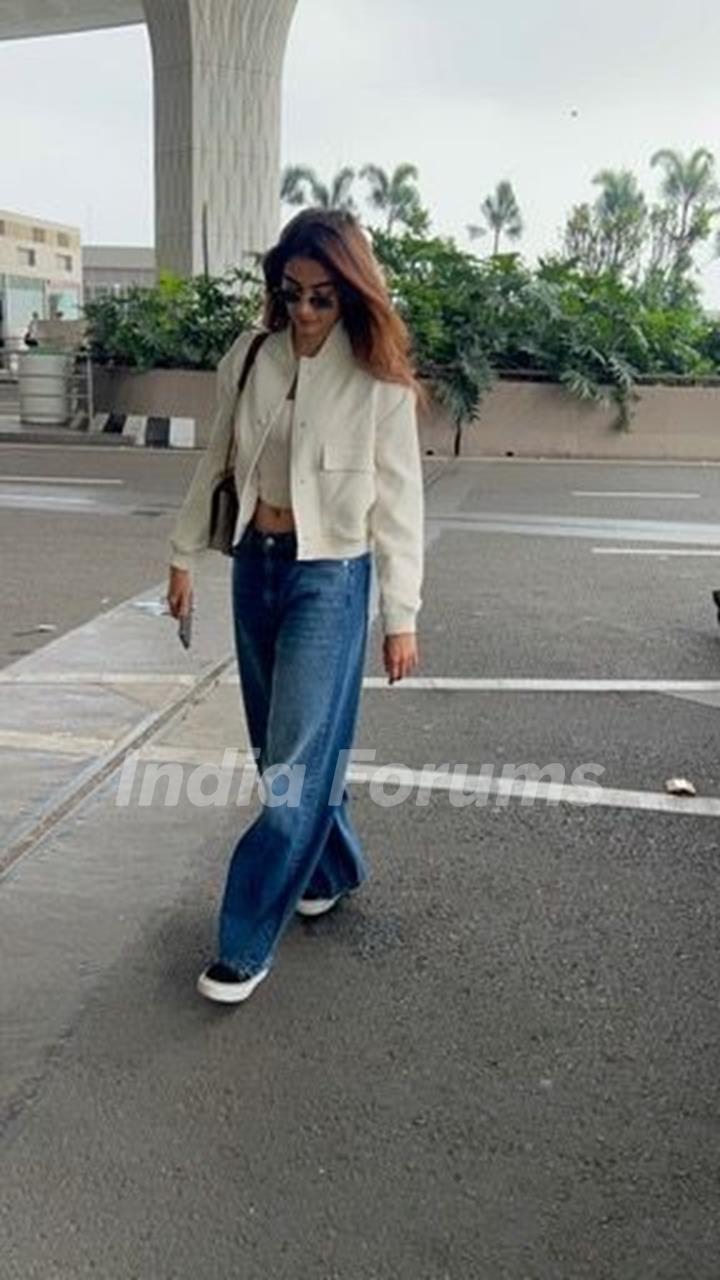 Pooja Hegde snapped at the mumbai airport