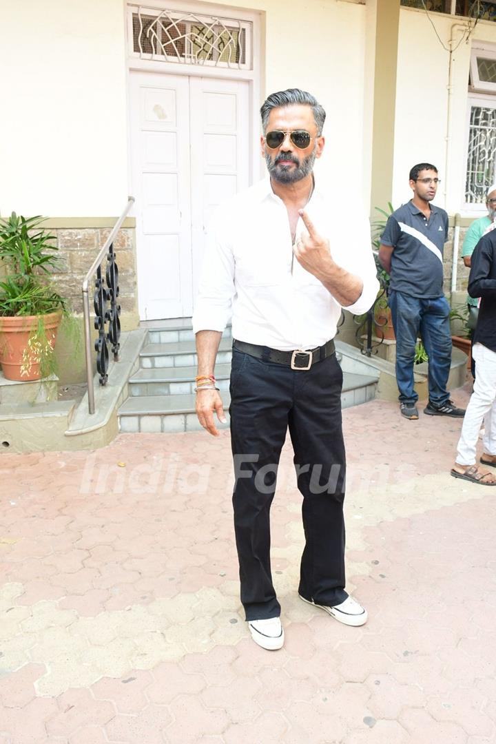 Suniel Shetty snapped after their Lok Sabha Election voting