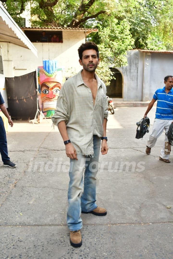 Kartik Aaryan snapped on the set of Dance Deewane 4 for the promotion of his Upcoming film Chandu Champion 