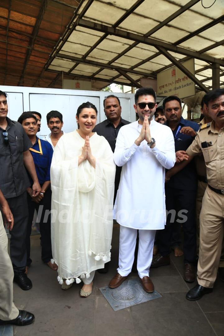 Parineeti Chopra and Raghav Chadha spotted at Siddhivinayak Temple 