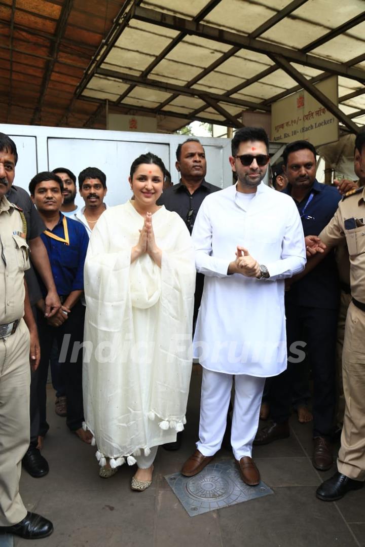 Parineeti Chopra and Raghav Chadha spotted at Siddhivinayak Temple 