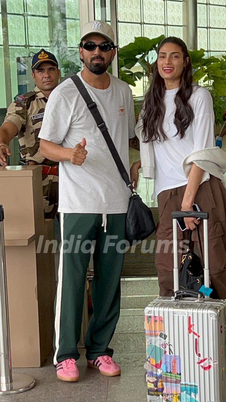 Athiya Shetty and KL Rahul snapped at the airport