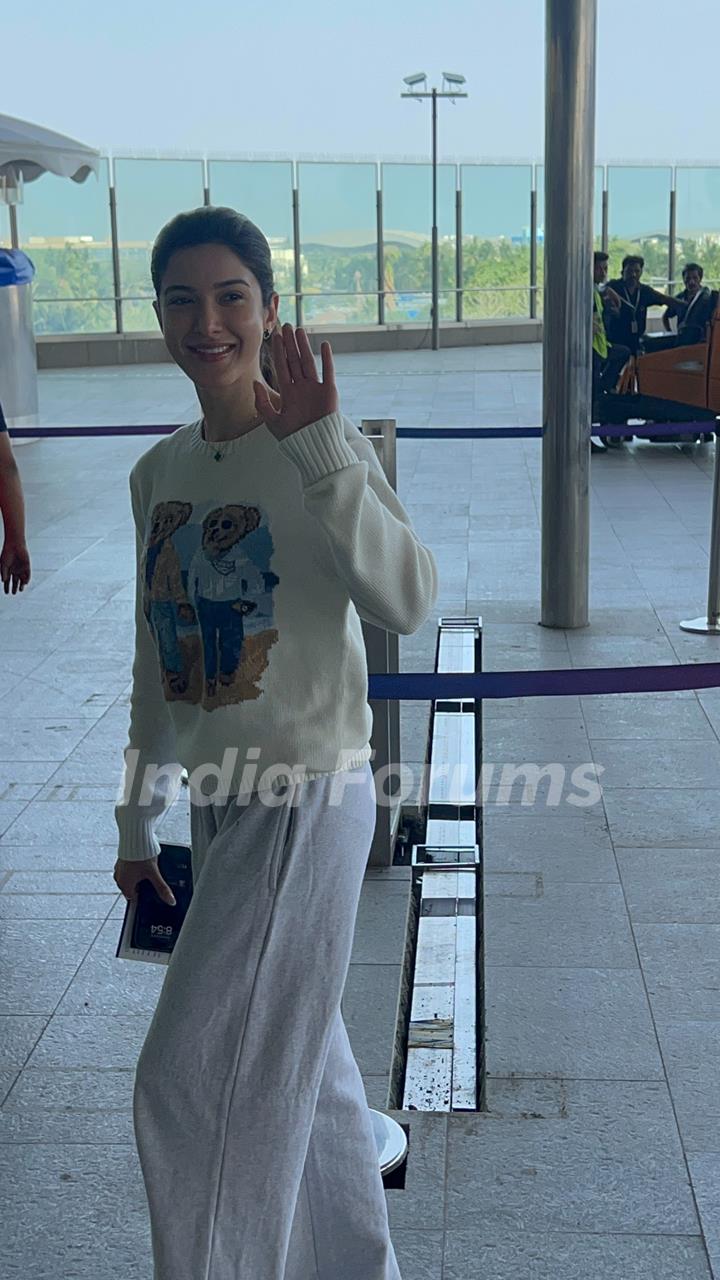 Shanaya Kapoor snapped at the airport