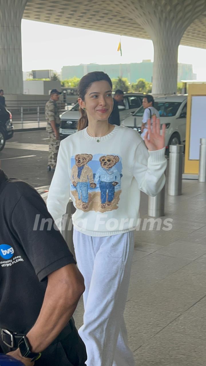 Shanaya Kapoor snapped at the airport