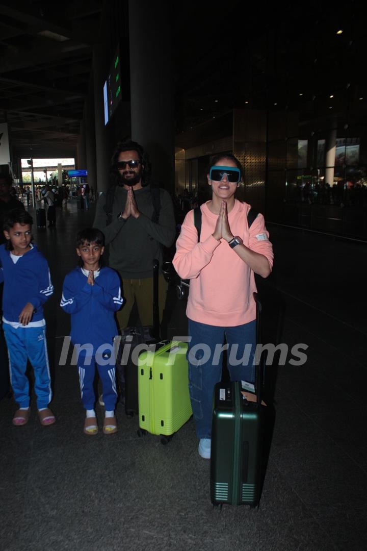 Genelia Deshmukh and Riteish Deshmukh spotted at the airport