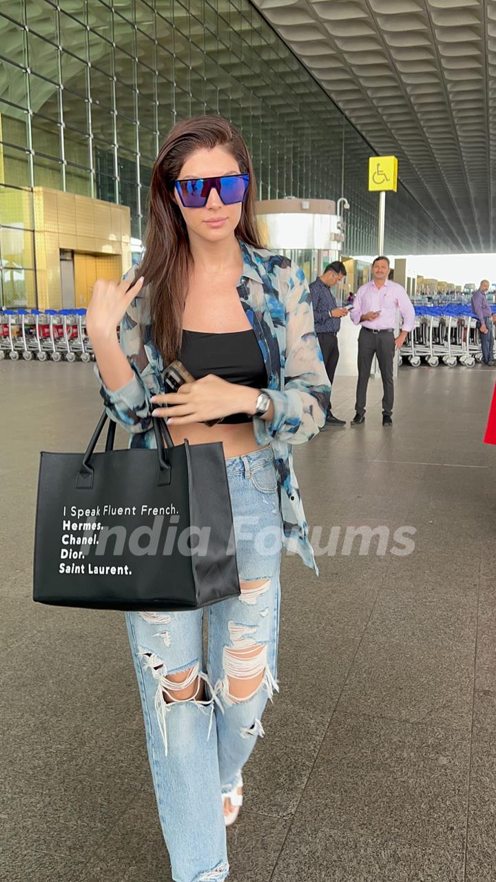 Elnaaz Norouzi  snapped at the airport