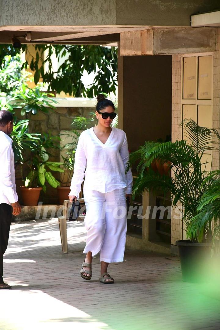 Kareena Kapoor snapped at residence in Bandra