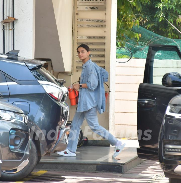 Alia Bhatt snapped at Sanjay Leela Bhansali house in versova