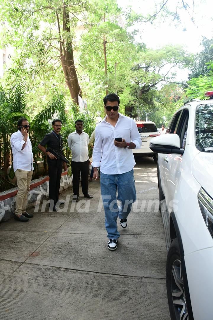 Sonu Sood snapped at pali hill