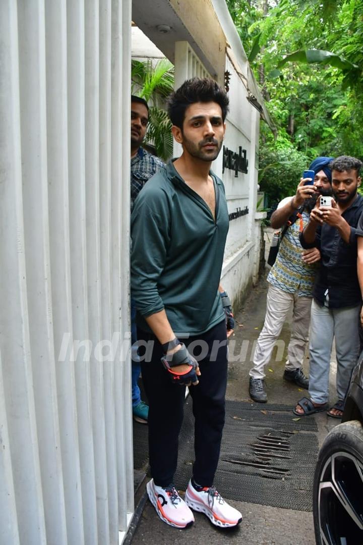 Kartik Aaryan snapped in the city