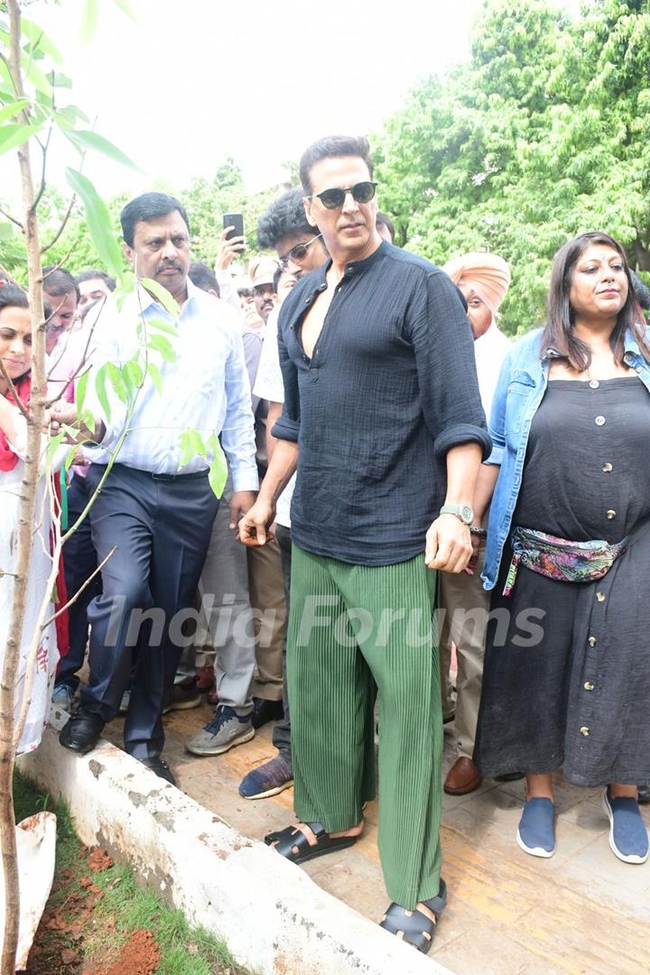 Akshay Kumar snapped in Bandra