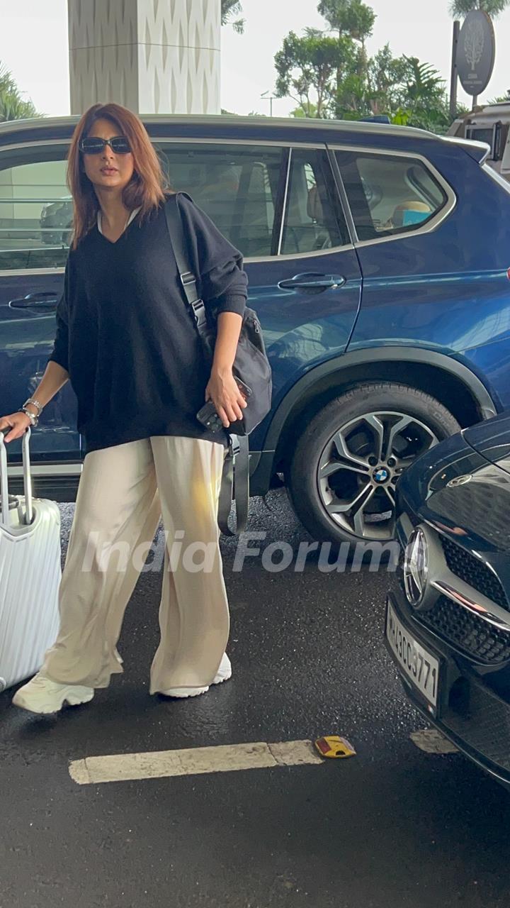 Jennifer Winget snapped at the airport