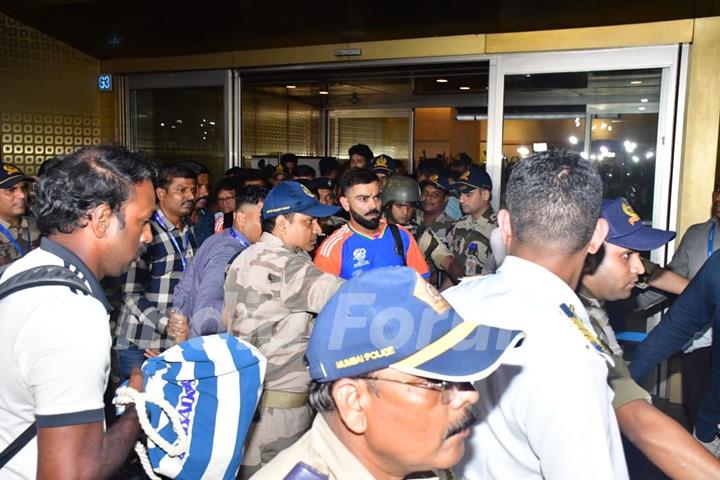 Virat Kohli snapped at the Mumbai Airport