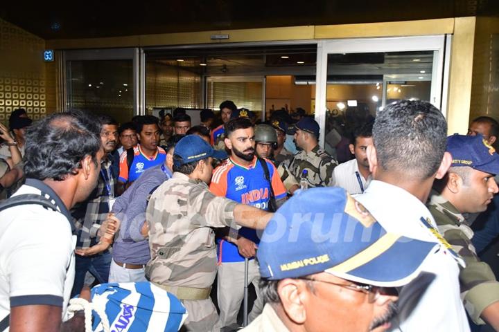 Virat Kohli snapped at the Mumbai Airport