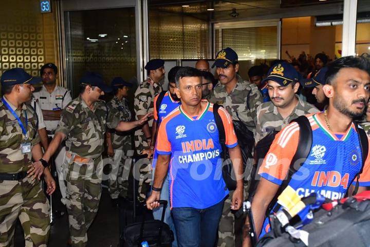 Rahul Dravid snapped at the Mumbai airport