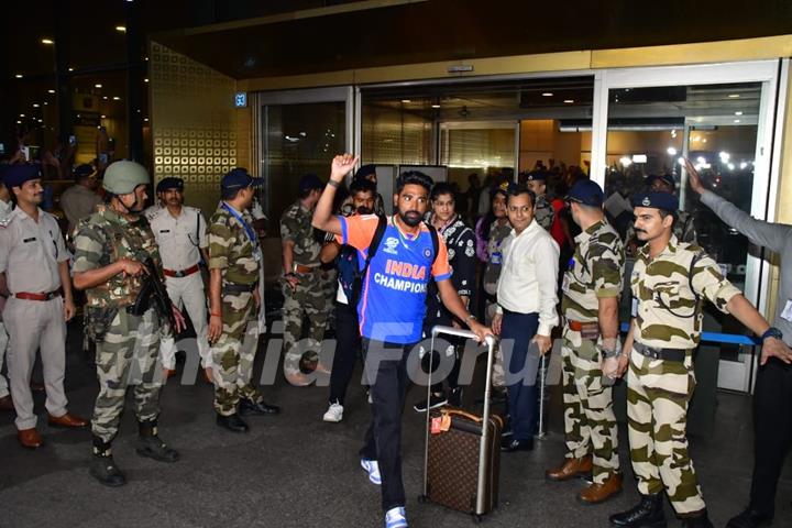 Mohammed Siraj snapped at the Mumbai airport