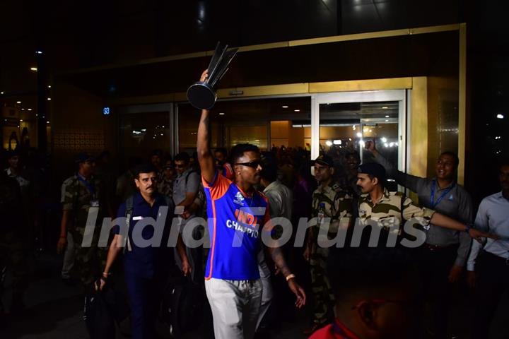 Hardik Himanshu Pandya snapped at the Mumbai Airport