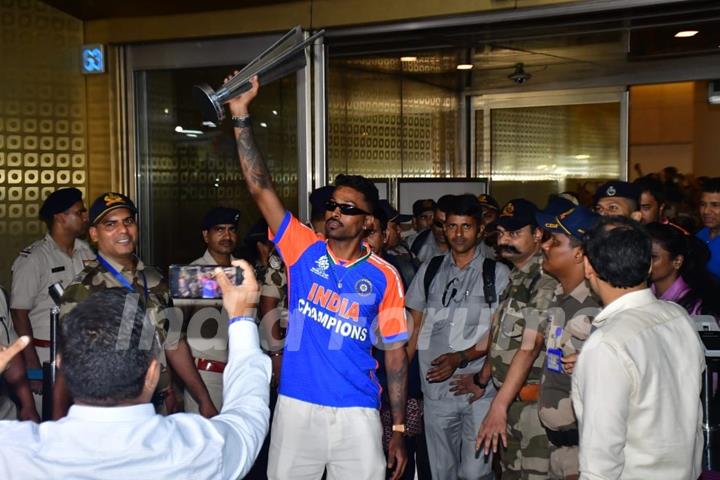 Hardik Himanshu Pandya snapped at the Mumbai Airport
