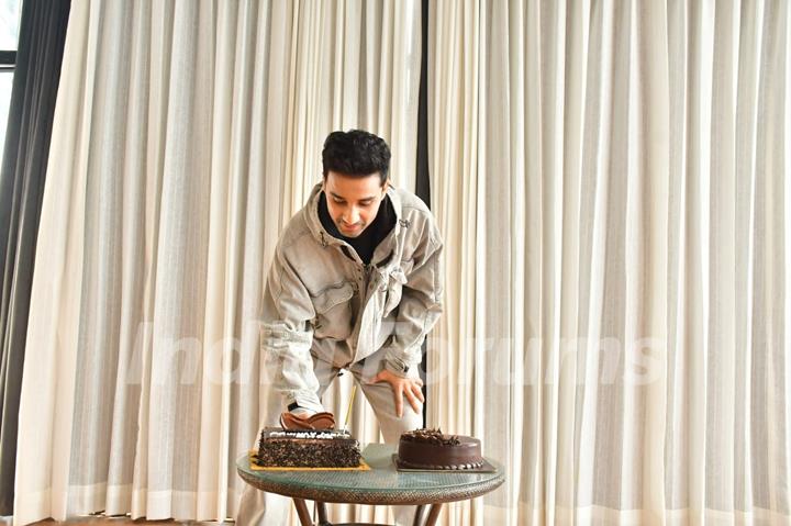 Raghav Juyal celebrates his birthday with Paparazzi