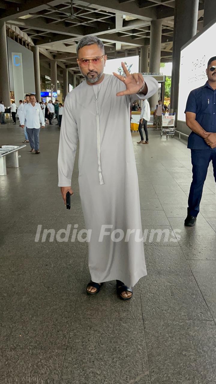 Yo Yo Honey Singh snapped at the airport
