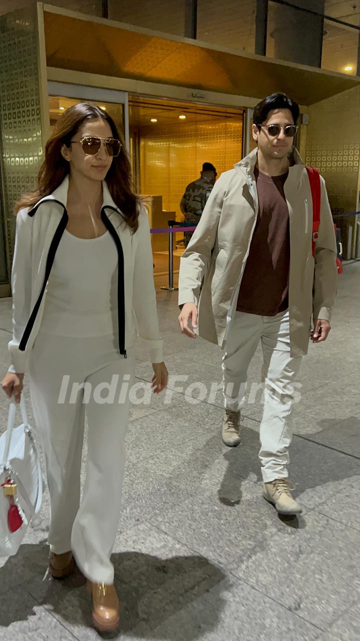 Sidharth Malhotra and Kiara Advani snapped at the airport