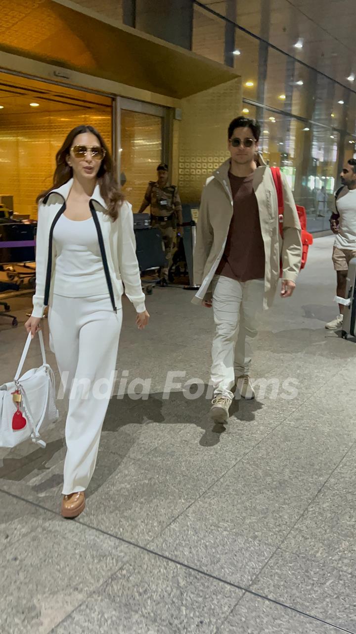 Sidharth Malhotra and Kiara Advani snapped at the airport