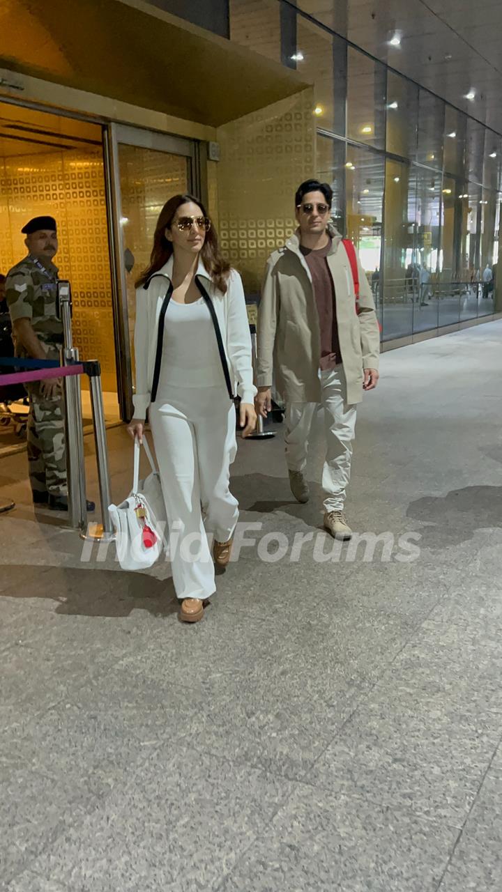 Sidharth Malhotra and Kiara Advani snapped at the airport