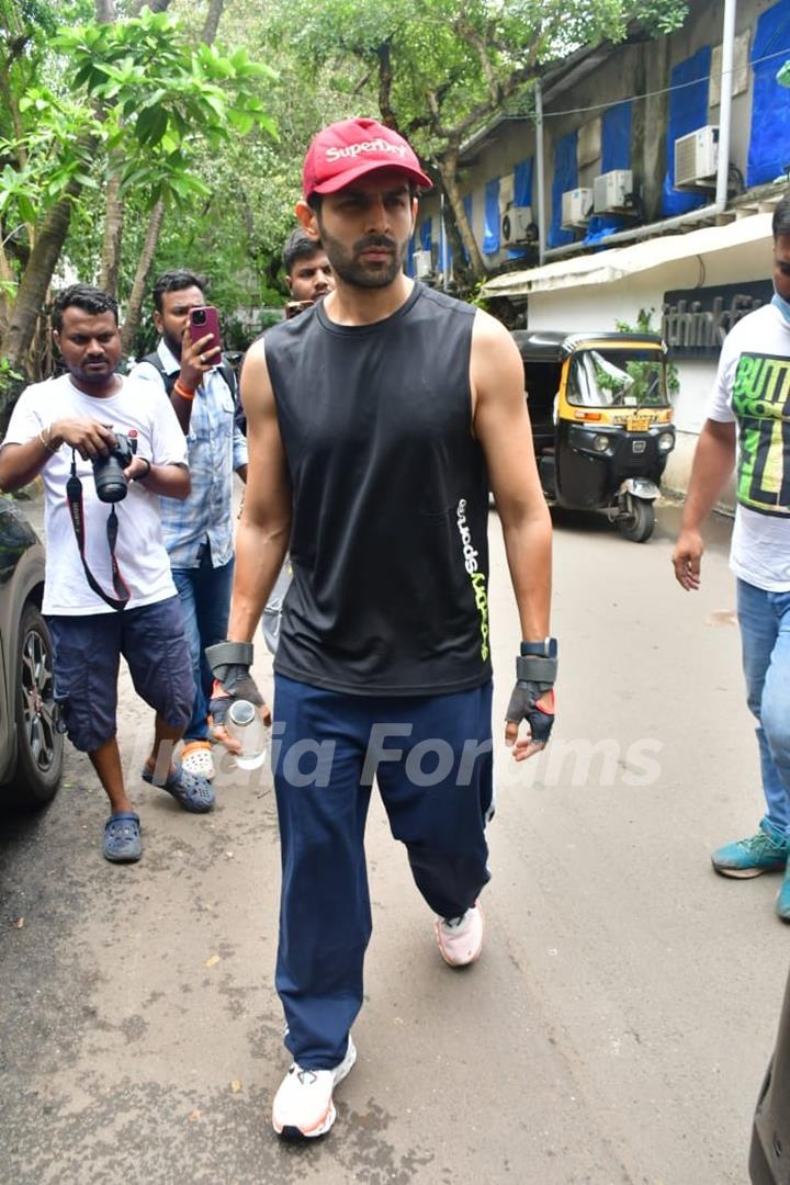 Kartik Aaryan snapped in the city