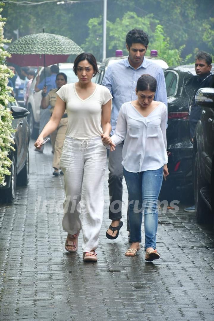 Tulsi Kumar and Khushali Kumar attend Krishan Kumar’s daughter Tishaa Kumar’s funeral in Mumbai