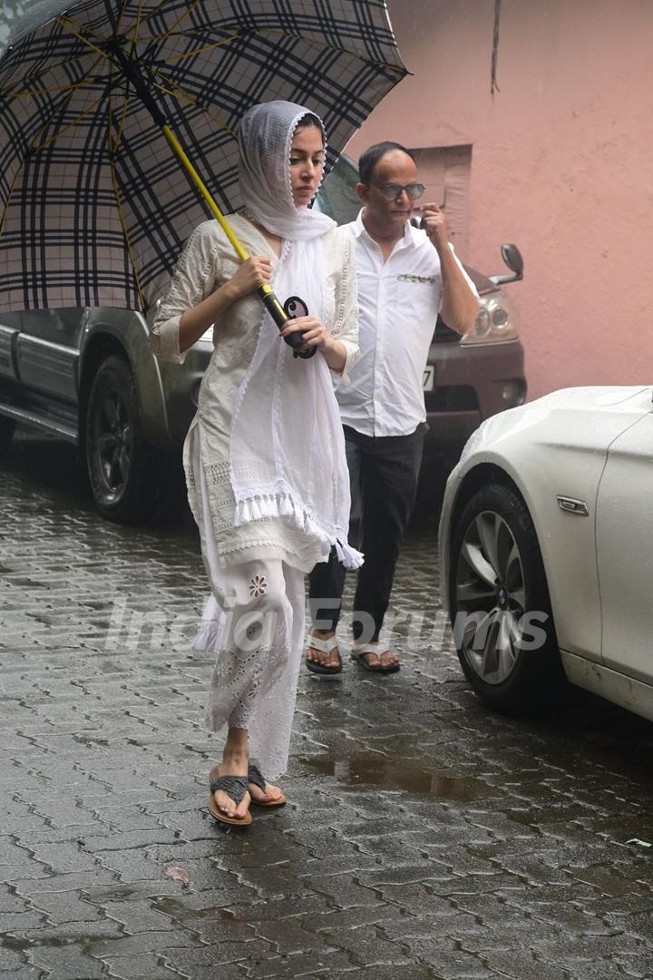 Divya Khossla attend Krishan Kumar’s daughter Tishaa Kumar’s funeral in Mumbai