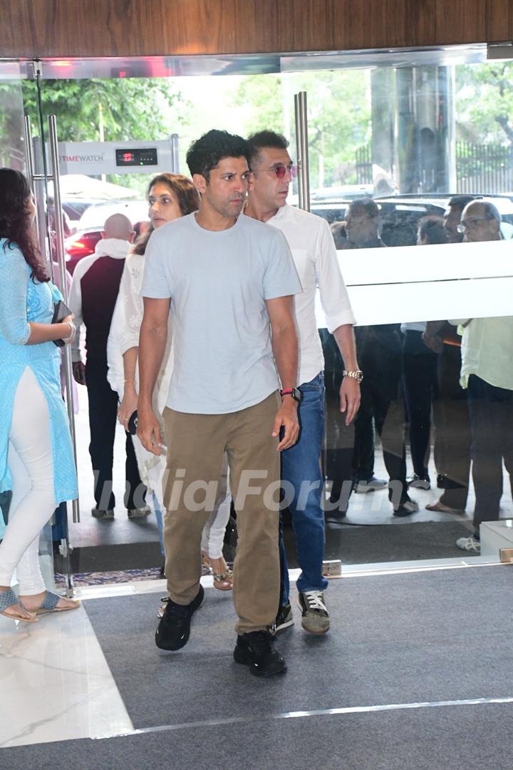 Farhan Akhtar attend Krishan Kumar’s daughter Tishaa Kumar’s funeral in Mumbai