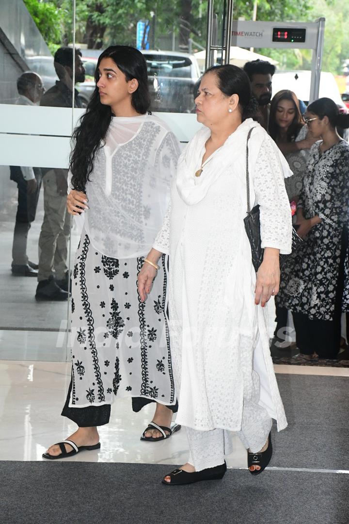 Celebs attend the prayer meet of Krishan Kumar’s daughter Tishaa Kumar