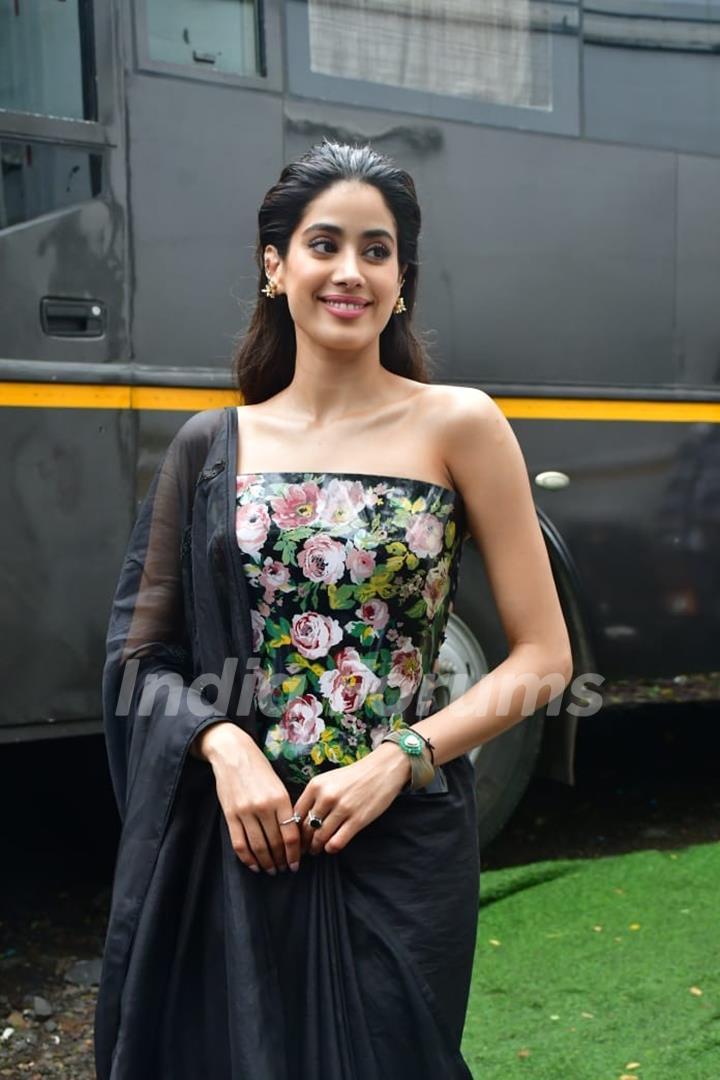 Janhvi Kapoor snapped on the set of Bigg Boss OTT for the promotion of their upcoming film Ulajh 