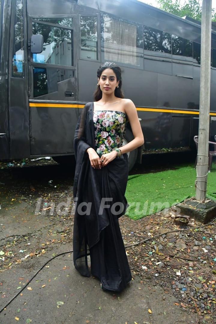 Janhvi Kapoor snapped on the set of Bigg Boss OTT for the promotion of their upcoming film Ulajh 