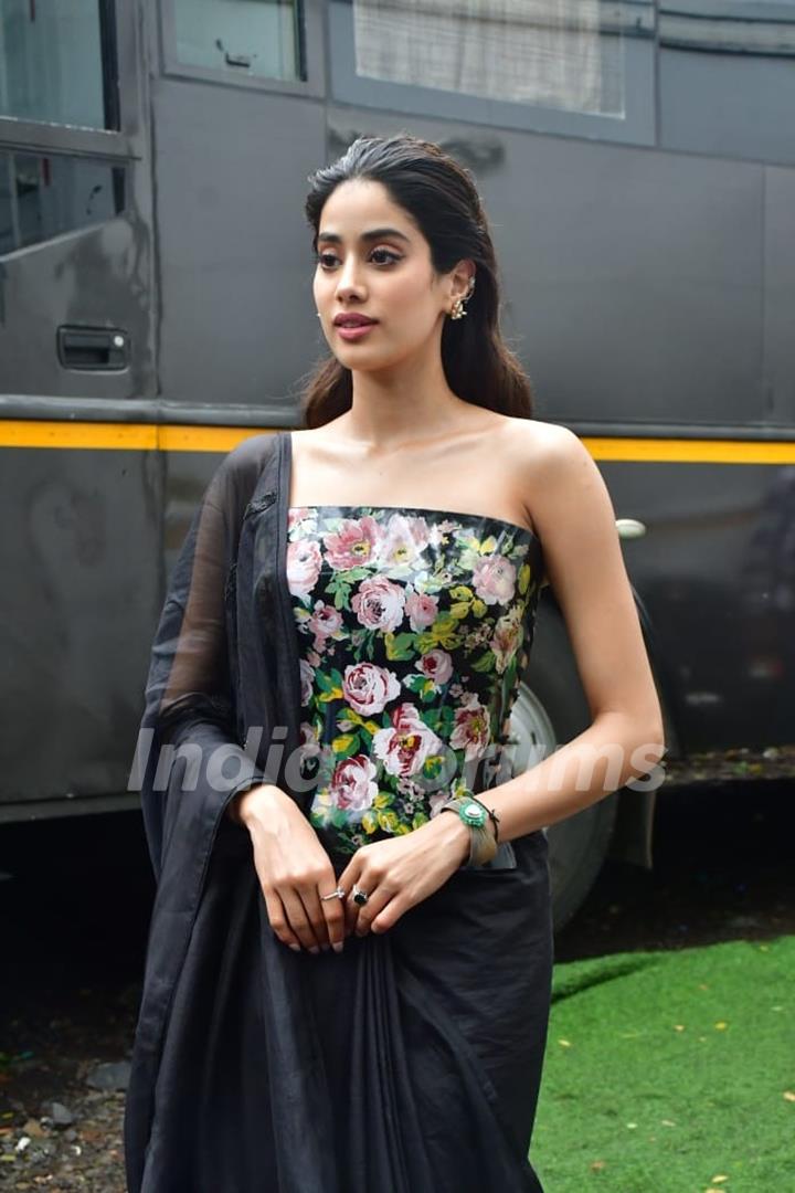 Janhvi Kapoor snapped on the set of Bigg Boss OTT for the promotion of their upcoming film Ulajh 